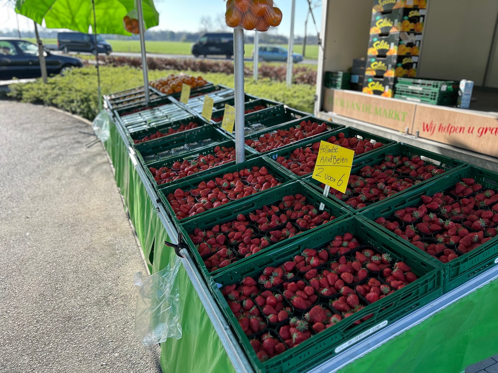 Verse aardbeien op de kraam