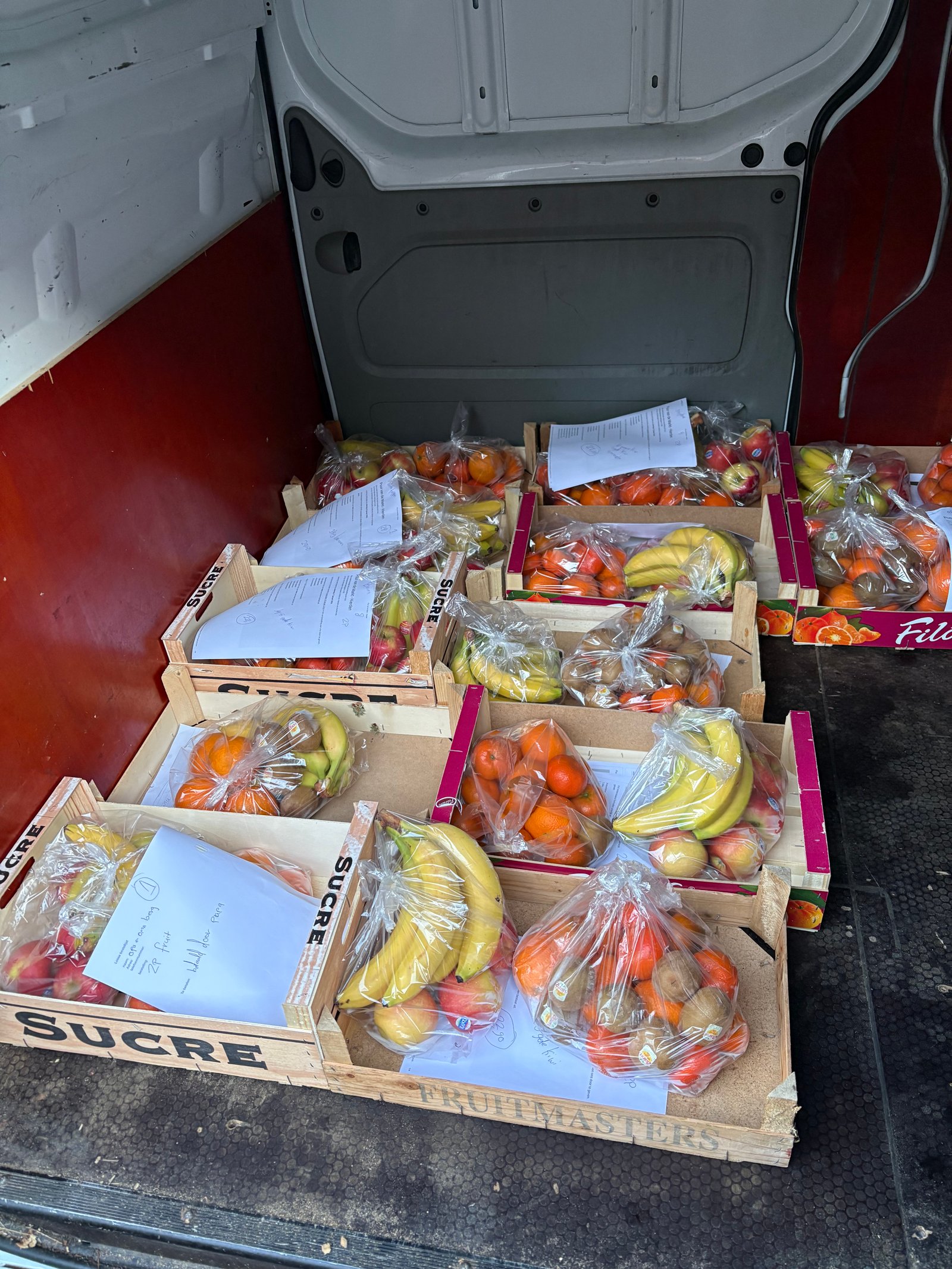 Fruitpakketten klaar in de bezorgbus