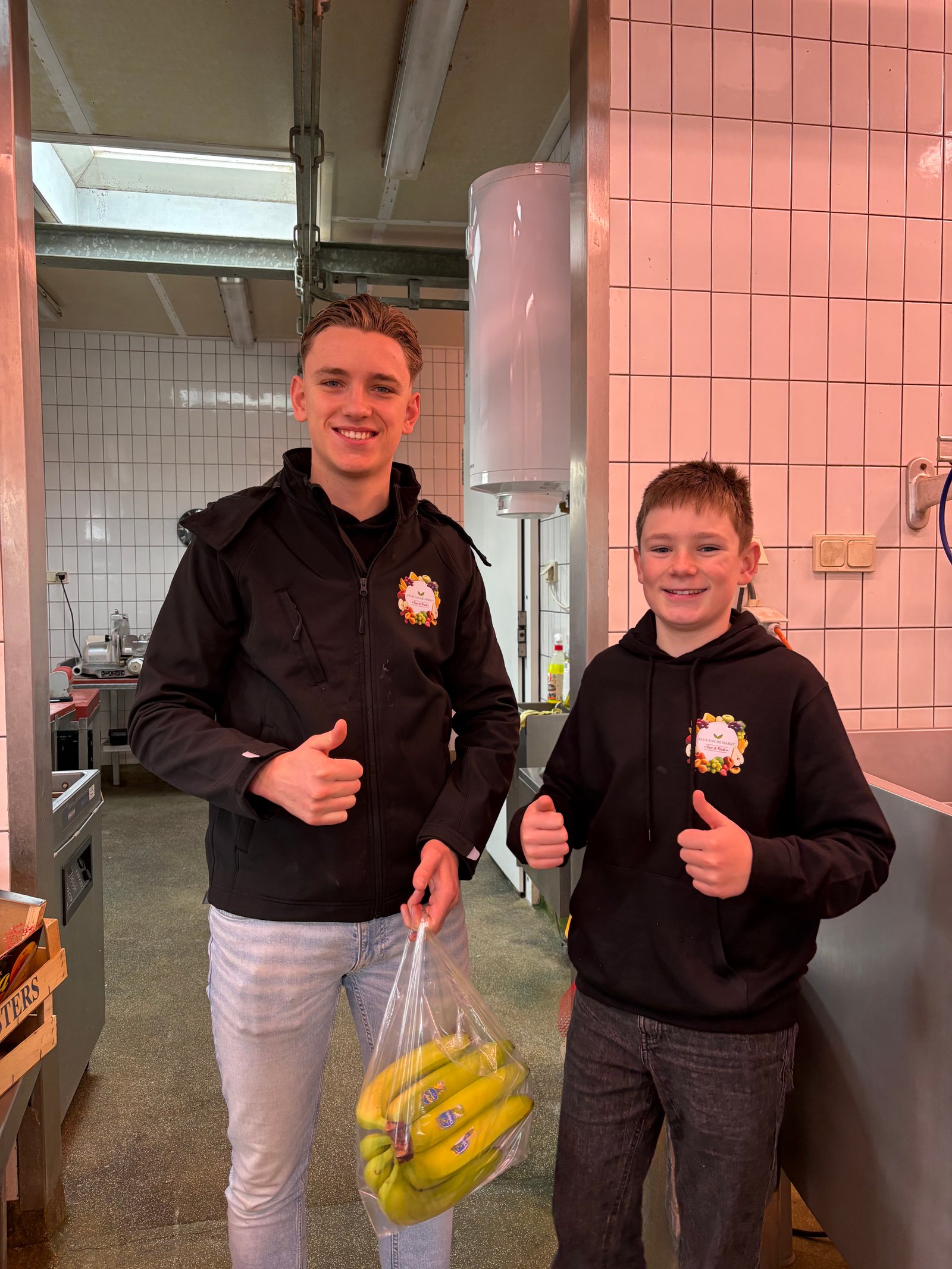 De twee jongens van Puur van de Markt in werkjas